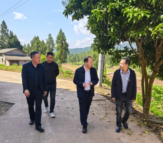 市供銷(xiāo)社黨組書(shū)記、理事會(huì)主任廖爵祿赴平昌縣土埡鎮(zhèn)大嶺村開(kāi)展幫扶工作